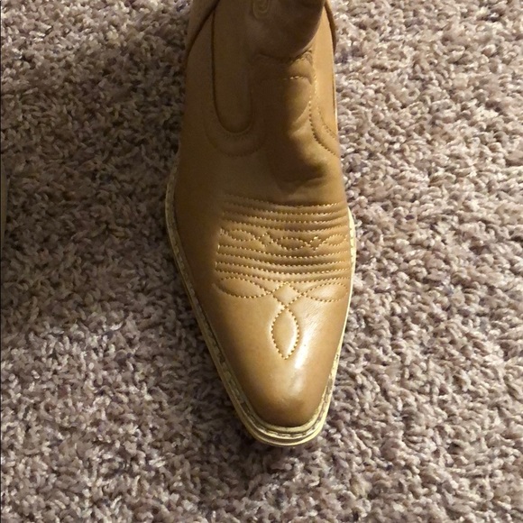 Tan pointed toe boots - Picture 2 of 4